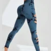 leggins con abertura en una pierna