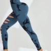 leggins con abertura en una pierna